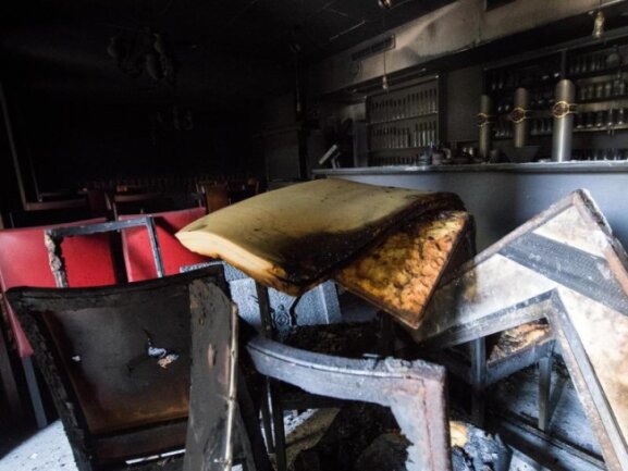 Die verbrannte Einrichtung des tÃ¼rkischen Restaurants liegt in den verkohlten RÃ¤umen in Chemnitz.
