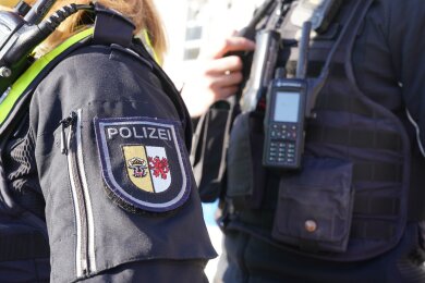 Die Polizei Mecklenburg-Vorpommern muss einen mutmaßlich rassistischen Angriff auf zwei ghanaische Kinder in Grevesmühlen aufklären.