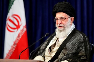 Welches Spiel spielt Ajatollah Ali Chamenei, Oberster Führer und geistliches Oberhaupt des Iran