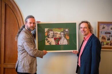 Kunstlehrer Christian Siegel (links) und der Leiter des Schumannhauses Thomas Synofzik in der Ausstellung.
