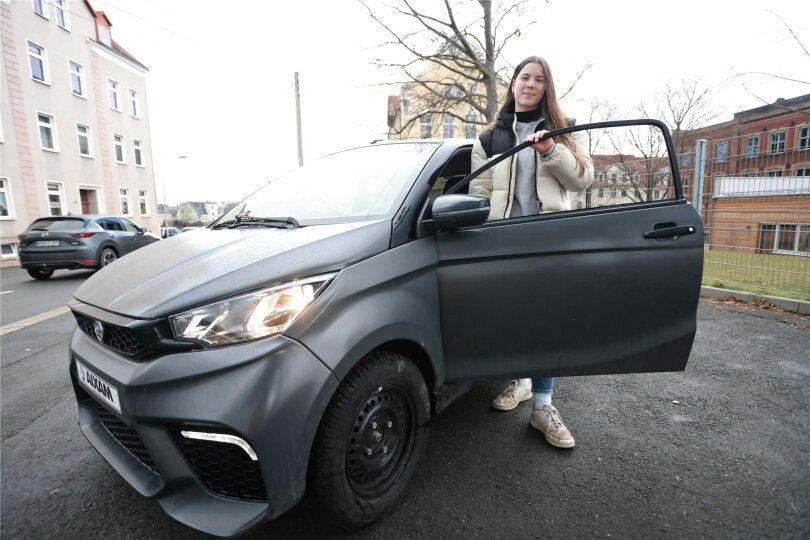 Mit ihrem 45 PS starken Mini-Auto fuhr die Fraureutherin Emily Schneider auf Platz 1 der meistgeklickten Beiträge des zu Ende gehenden Jahres.