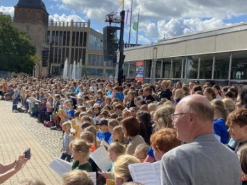 Bei strahlendem Sonnenschein bevölkerten die mehr als 2000 Teilnehmer und Teilnehmerinnen des Landeskurrendetages zum Treppensingen den Platz vor der Stadthalle Chemnitz.