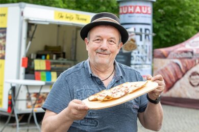Werner Frank ist gebürtiger Bayer, wohnt in Plauen und bietet an seinem Imbisswagen „Die heiße Flamme“ nahe dem Wendedenkmal Flammkuchen nach Elsässer Art an.