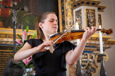 Charlotte Thiele, hier bei einem Konzert zum 4. Augustusburger Musiksommer, tritt als Soloviolinistin am 29. Juli in der Stadtkirche St. Petri auf.