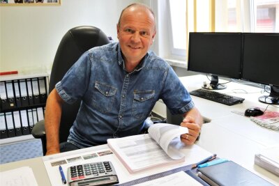 Toralf Ender, der Kämmerer der Gemeinde Eppendorf, ist zufrieden: Der Doppelhaushalt für 2023/24 ist endgültig bestätigt.