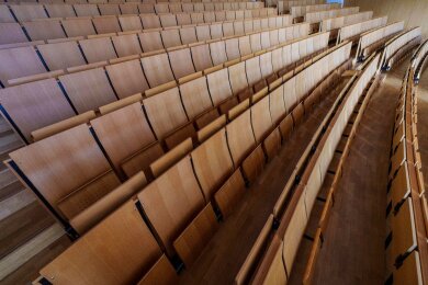 Blick auf die Sitzreihen in einem Hörsaal.