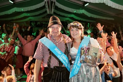 Die amtierenden Wiesn-Hoheiten 2023: Mister Lederhose Alfred Klär und Miss Dirndl Rebecca Otto.