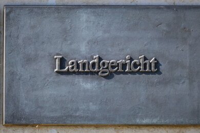 Ein Schild mit der Aufschrift „Landgericht“ ist am Justizzentrum Dresden montiert.