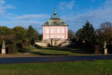Blick auf Sachsens kleinstes Königsschloss, das Fasanenschlösschen von 1776.