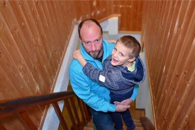 Ein Leichtgewicht ist Janek mit seinen sechs Jahren schon lange nicht mehr. Dennoch trägt ihn sein Vater André regelmäßig die Treppe hoch, weil dort oben sein Zimmer ist. Der Papa tut es gern für sein Kind. Doch mit jedem Kilo mehr wird es für ihn anstrengender.