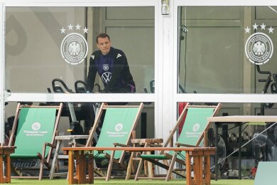 DFB-Torwart Manuel Neuer beim Aufwärmen in Blankenhain.