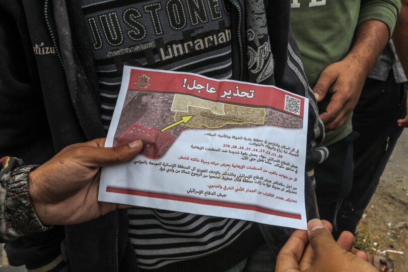 Ein von einem Militärflugzeug der israelischen Armee abgeworfenes Flugblatt fordert Menschen in der Stadt Rafah zur Evakuierung auf.