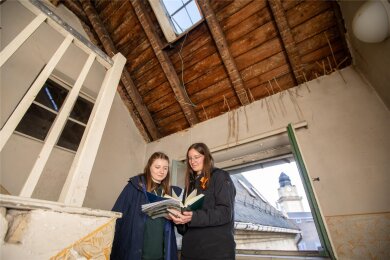 Das alte Brandschutzamt am Oberen Graben von Innen: Studentinnen Maike Lesch und Luisa Demmer machen sich Notizen.