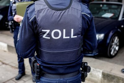 Zollbeamte bei einer Kontrolle.