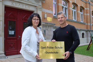 Schulleiterin Petra Gritzo und ihr Stellvertreter Jörg Hempel mit dem künftigen Schild der Oberplanitzer Schule. Das wird nach dem Festakt am 14. Juni angebracht. Die Umbenennung tritt aber erst mit Beginn des neuen Schuljahres in Kraft.