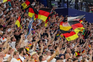 Die deutschen Fans feiern den 5:1-Sieg des DFB-Teams gegen Schottland.