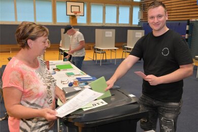 Die Auszählung der Stimmen wird aufwendiger. Die Wahlhelferin Simone Landrock und Florian Seidel aus Zwickau hatten im Wahllokal Turnhalle Nicolaischule viel zu zählen.