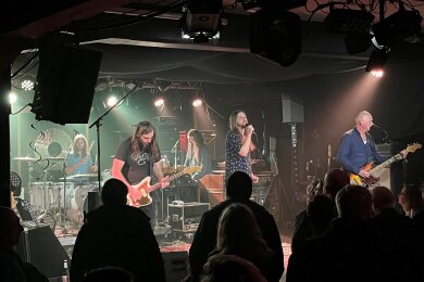 Die Gruppe Polis Ende 2023 bei der Release-Party für ihr Live-Album „Unterwegs I“ in der Alten Kaffeerösterei Plauen.
