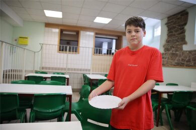 Der Speisesaal in der Humboldtschule ist leer, der Teller auch. Der Sechstklässler Julian Neef ist einer von vielen Schülern, die hungrig nach Hause gehen mussten. Seine Mutter fordert einen Wechsel des Essensanbieters.