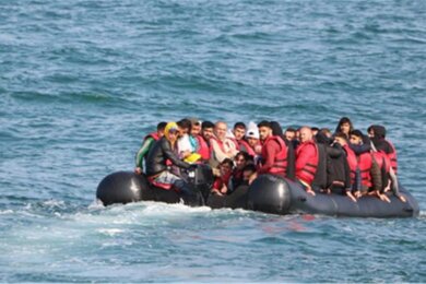 Migranten versuchen in einem Schlauchboot, den Ärmelkanal zu überqueren. Die britische Regierung will mit einem neuen Gesetz, die illegale Migration nach Großbritannien unterbinden.