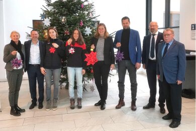 Vorm Sternen-Spendenbaum im Rathaus-Foyer (v. l.): Sylvia Wössner, Lutz Hering, Rita Lakatos, Nora Jakobsson van Stam, Constance Arndt, Norman Rentsch, Marco Rumpf, Rainer Eichhorn.