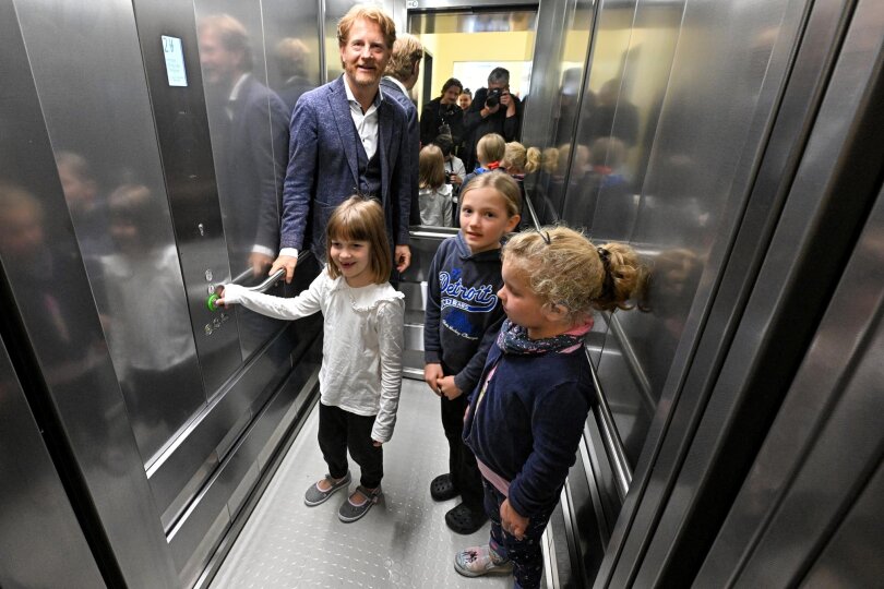 Schüler der Kirchner-Grundschule Wittgensdorf gehörten zu den Ersten, die den Fahrstuhl mit Bürgermeister Michael Stötzer ausprobieren durften.