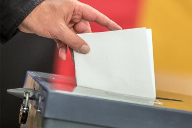 Ein Wähler wirft seinen Stimmzettel zur Bundestagswahl in die Wahlurne. Das Verfassungsgericht in Karlsruhe prüft derzeit die geplante Wahlrechtsreform der Ampel.