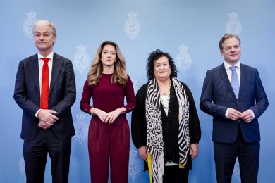 Geert Wilders (PVV), Dilan Yesilgoz (VVD), Caroline van der Plas (BBB) und Pieter Omtzigt (NSC) (von links) haben am Donnerstag ihr „ Hauptlinienabkommen“ präsentiert. Sie wollen zusammen eine Regierung bilden.