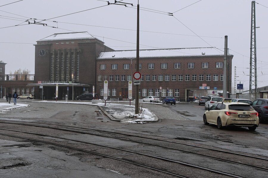 64 Millionen Euro: Zwickauer Stadtrat beschließt Mega-Bauvorhaben - Viele Schlaglöcher und Gleise, auf denen seit Jahren keine Straßenbahn mehr fährt: Mit dieser Trostlosigkeit auf dem Bahnhofsvorplatz soll es in einigen Jahren vorbei sein.
