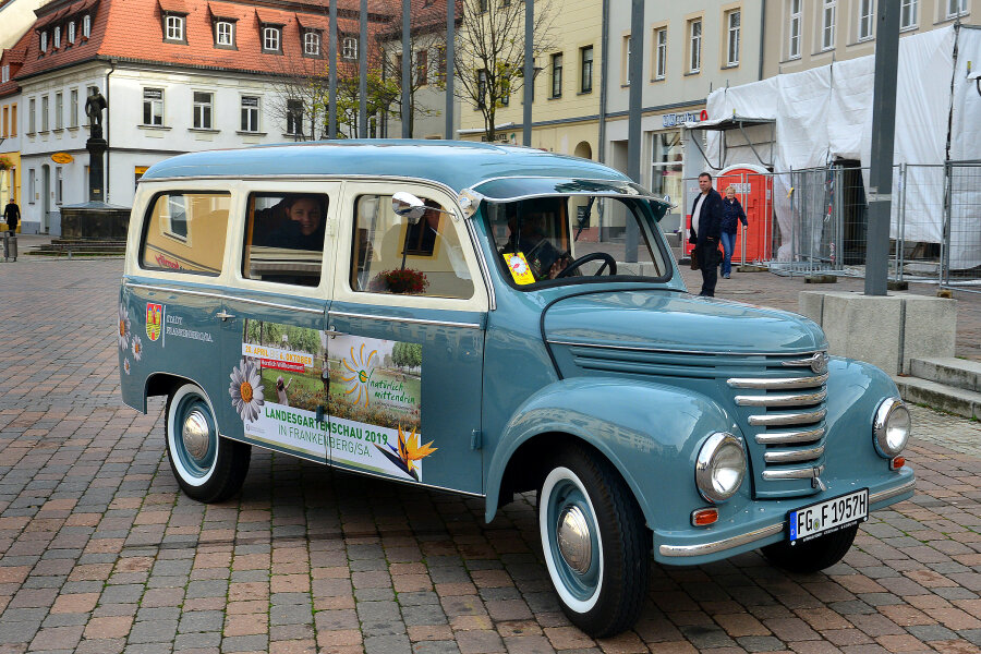 Restaurierter Framo-Bus an Gartenschau-Gesellschaft übergeben