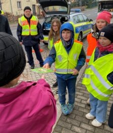 Leonardo überreicht einer Autofahrerin die grüne Karte fürs vorbildliche Fahren. 