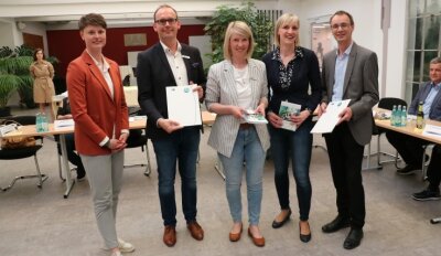 Auf Initiative der IHK fand in der Bäckerei Möbius ein Arbeitgebertreffen statt. Dr. Cindy Krause (M.) und Cornell Zerbe (2. v .l.) vertraten die IHK. Sie hatten die Referentinnen Dominique Teuber (2. v. r.) und Laura Stiller (l.) eingeladen. Rechts Bäckermeister Matthias Möbius. 