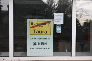 Reizthema 2023 in Taura: die mögliche Eingemeindung nach Burgstädt, noch hängt ein Plakat in einem Laden.
