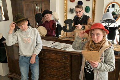 Lößnitz besaß die älteste Hutfabrik Sachsens - und sie wissen Bescheid: Oskar Spillner, Carlos Spranger, Loris Zill und Sylvana Salzer von den Jungen Stadtführern.