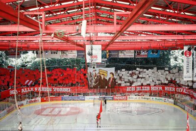Blick in die Attacke- und Heine-Kurve: Mit einer Choreografie wurde vor dem 3:0-Heimsieg gegen Bietigheim auf den neuen Stadion-Hit der Band Dialog aufmerksam gemacht.