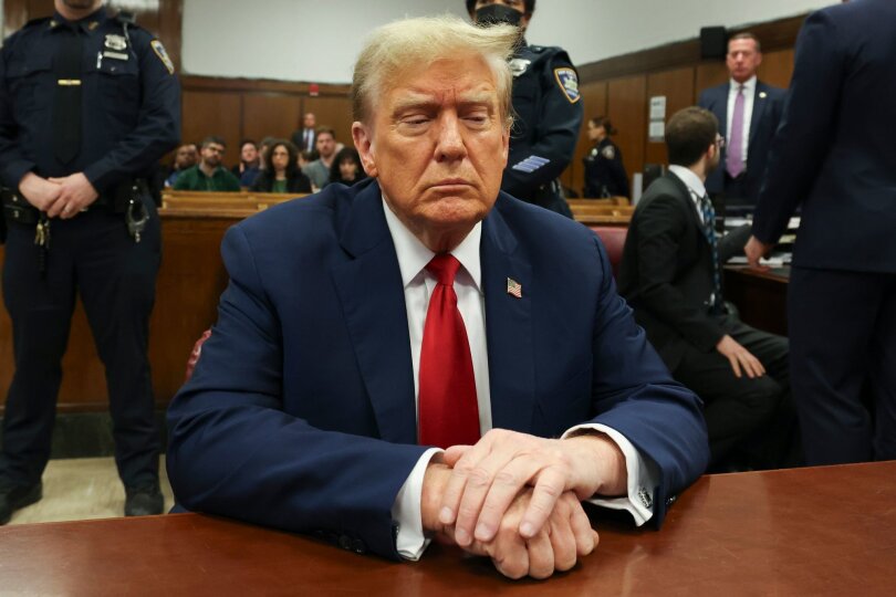 Der ehemalige Präsident Donald Trump sitzt im Gericht in New York. Der Strafprozess gegen ihn in Zusammenhang mit Schweigegeldzahlungen an einen Pornostar wurde fortgesetzt.