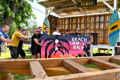 Wo gehts hier nach Hawaii? Beim Jugendclub Berthelsdorf in Hainichen läuft der Aufbau für „Krach am Bach“ am Pfingstsonntag auf Hochtouren. Und die Helfer haben auch Spaß dabei.
