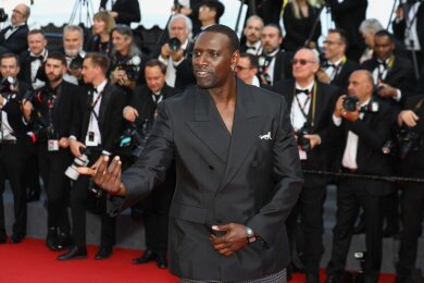 Bei den Filmfestspielen in Cannes laufen die ganz großen Stars über den roten Teppich. Auch Omar Sy ließ sich das Spektakel an der Côte d’Azur nicht entgehen. Bekannt ist der 46-Jährige unter anderem aus dem Film "Ziemlich beste Freunde" und der Erfolgsserie "Lupin".
