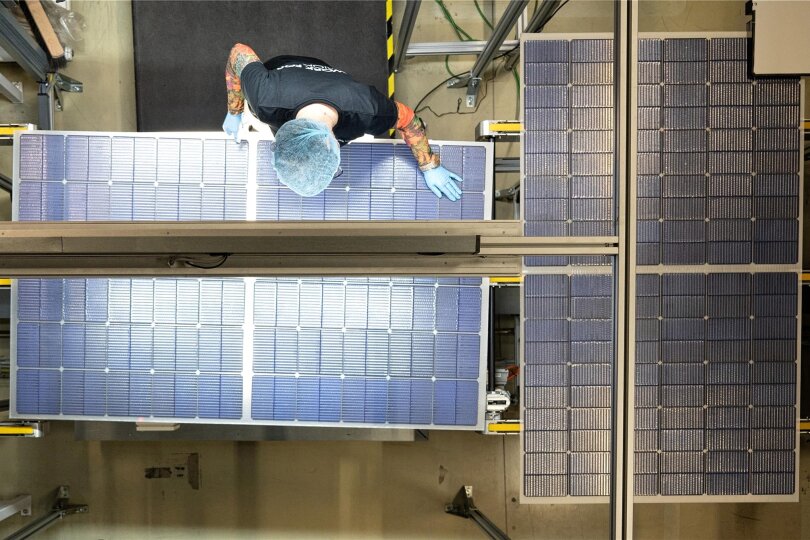 Der Schweizer Konzern Meyer Burger hat die Produktion von Fotovoltaik-Modulen in seinem Werk an der Carl-Schiffner-Straße in Freiberg gestoppt. Laut IG Metall befindet sich der Großteil der Beschäftigten in Kurzarbeit Null. Unabhängig davon soll hier ein Betriebsrat gegründet werden.