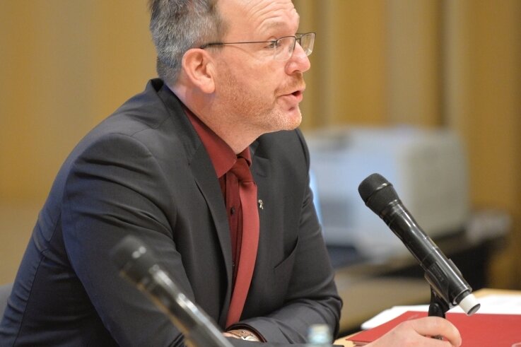 Freibergs Oberbürgermeister Sven Krüger (Bild aus der Stadtratssitzung) wurde am Sonntag für weitere sieben Jahre im Amt bestätigt. 