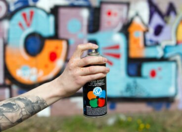 64m² großes Graffito am Plauener Bahnhof gesprüht: Polizei ertappt Sprayer auf frischer Tat - Ein besonders kreatives Geschenk hatten sich drei Geschwister überlegt.