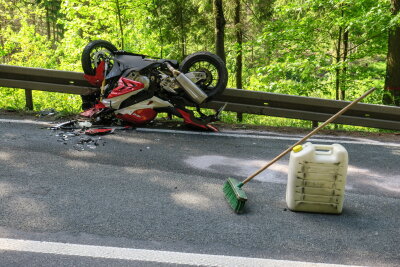 65-jähriger Motorradfahrer bei Unfall auf der B 283 schwer verletzt - 