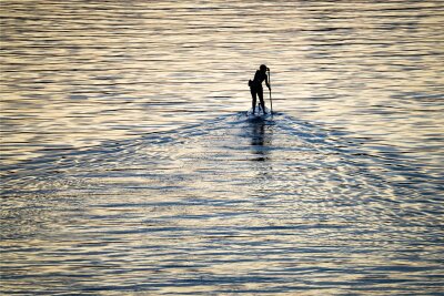 Eine Stand-up-Paddlerin (Symbolfoto) konnte nur noch tot aus dem Geierswalder See geborgen werden. Foto: Frank Rumpenhorst/dpa