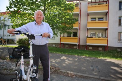 Mit 95 immer noch auf dem Rad unterwegs: Günter Viebig vor seinem Wohnhaus an der Dieselstraße. Zum Geburtstagsessen ging es mit der Familie seiner Tochter Katrin und den Enkeln, die aus Brandenburg zu Besuch waren, am Freitag in die Berggaststätte Steinberg.