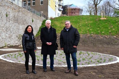 Sachgebietsleiterin Dagmar König, Stiftungsmitglied Wolfgang Kopitzsch und Oberbürgermeister Rolf Schmidt (von links) haben sich im April kurz vor der Fertigstellung ein Bild von dem neu gestalteten Areal gemacht.