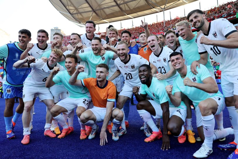 Die österreichische Fußball-Nationalmannschaft feiert in Berlin das 3:2 gegen die Niederlande. Österreich setzte sich in der EM-Vorrundengruppe D vor Frankreich, den Niederlanden und Polen als Erster durch.