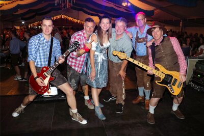 Die Band Atemlos sorgte zum Oktoberfest in Oederan am Samstag für Stimmung.
