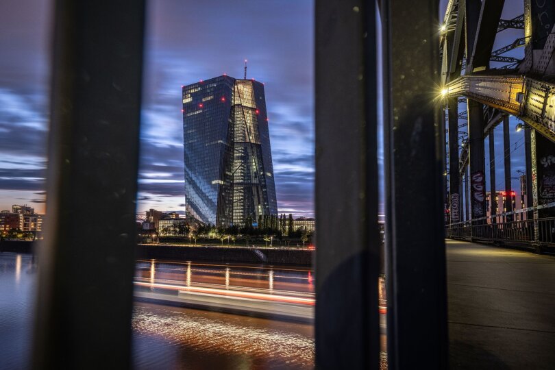 Hier brennt noch Licht: Die Europäische Zentralbank in Frankfurt sorgt dafür, dass die Preise im Euroraum stabil bleiben - wohl auch noch nach Feierabend.