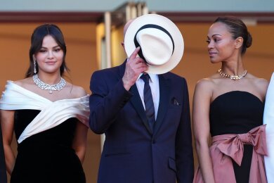 Jacques Audiard spielt Verstecken: Der französische Regisseur stellt beim Filmfestival in Cannes zusammen mit Selena Gomez (l) und Zoe Saldana seine Musical-Komödie "Emilia Perez" vor.
