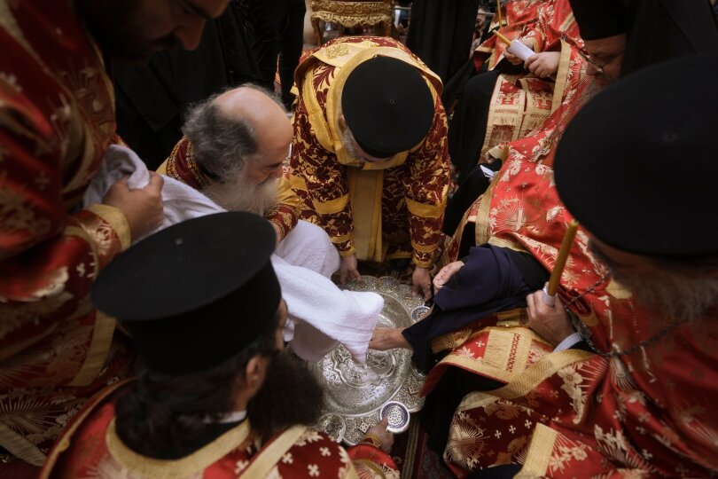 Der griechisch-orthodoxe Patriarch von Jerusalem Theophilos III. vollzieht die Zeremonie der Fußwaschung in der Grabeskirche.